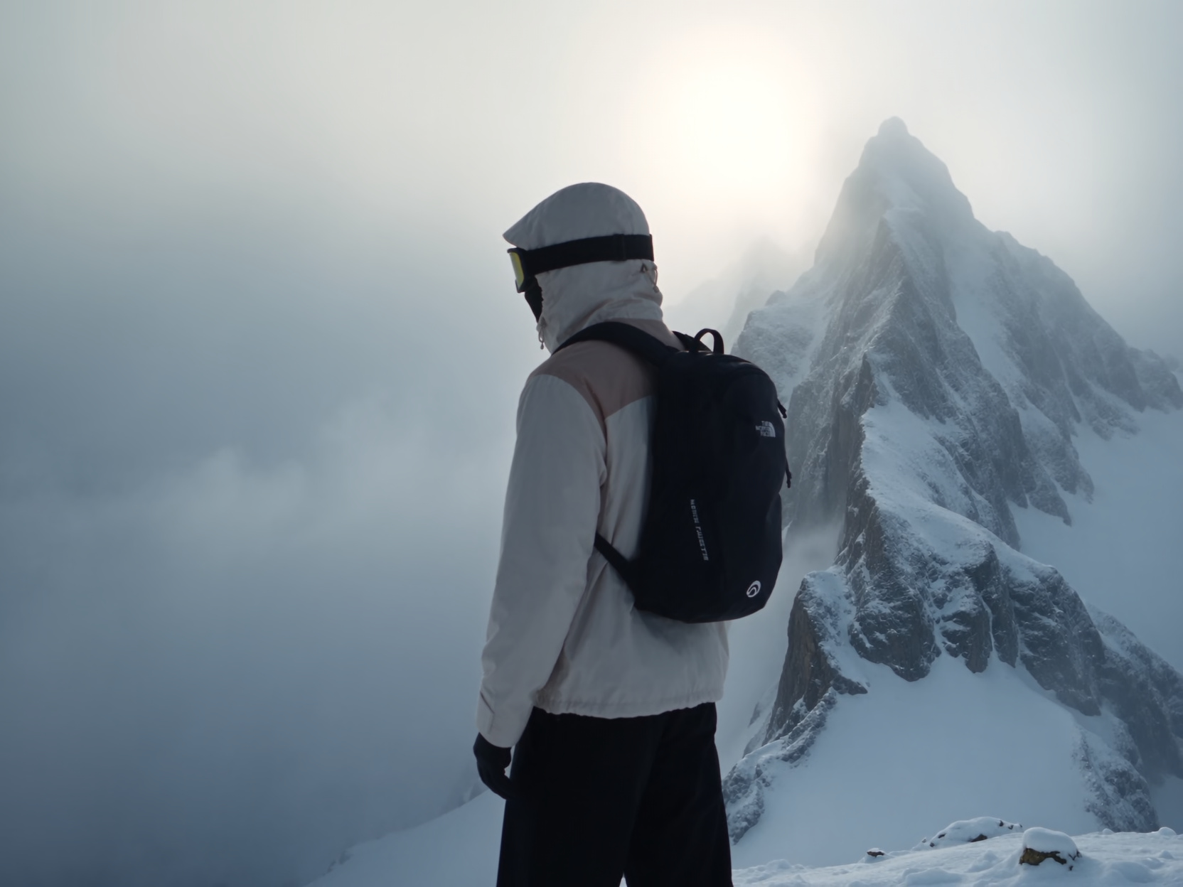 Detalle de la mochila en la serie The North Face